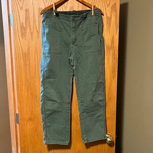 Sundance Women's Cargo Pants in Forest Green